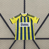 Camiseta Fenerbahçe 26-27 local vista frontal extendida con diseño a franjas amarillas y azul marino y detalles en hombros