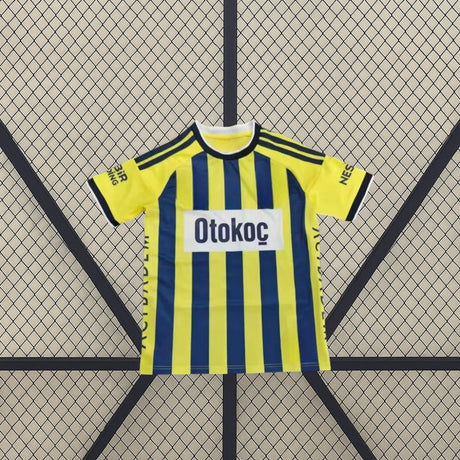 Camiseta Fenerbahçe 26-27 local vista frontal extendida con diseño a franjas amarillas y azul marino y detalles en hombros