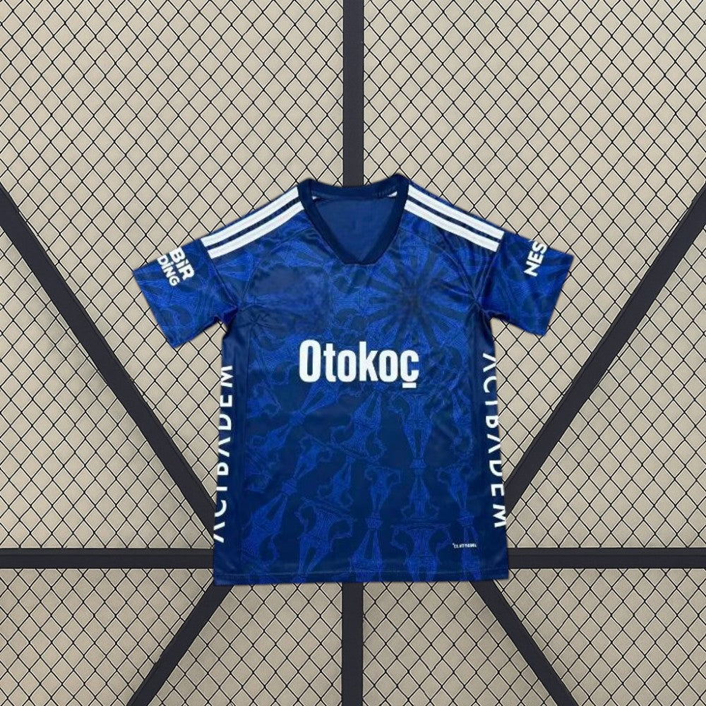 Camiseta Fenerbahçe 26-27 tercera equipación vista frontal en azul marino con patrón tonal azul, cuello en V y detalles blancos