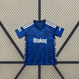 Camiseta Fenerbahçe 26-27 tercera equipación vista frontal en azul marino con patrón tonal azul, cuello en V y detalles blancos