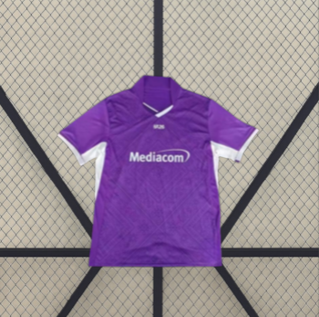 Camiseta Fiorentina 26-27 local vista frontal desplegada en morado con patrón tonal, detalle blanco en el cuello y puños a contraste