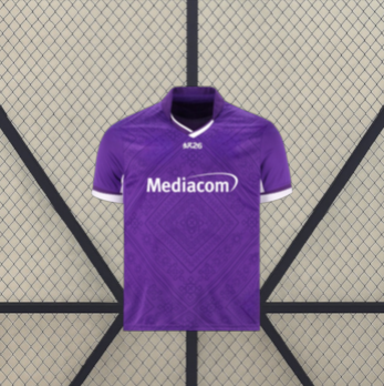 Camiseta Fiorentina 26-27 local vista frontal en morado con patrón geométrico tonal, cuello oscuro y detalles blancos en las mangas