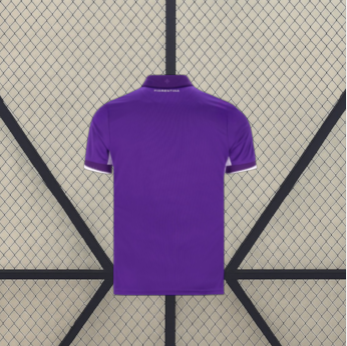 Camiseta Fiorentina 26-27 local vista trasera en morado con acabado liso, cuello oscuro y ribetes blancos en los puños