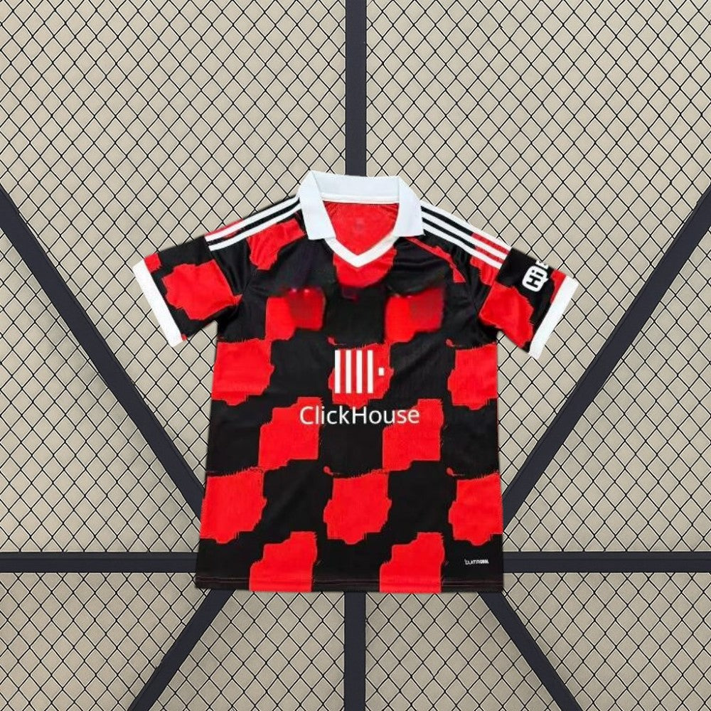 Camiseta Fulham 26-27 visitante vista frontal extendida con diseño rojo y negro, cuello blanco y detalles en los hombros