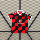 Camiseta Fulham 26-27 visitante vista frontal extendida con diseño rojo y negro, cuello blanco y detalles en los hombros