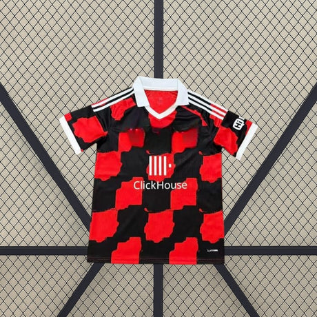 Camiseta Fulham 26-27 visitante vista frontal extendida con diseño rojo y negro, cuello blanco y detalles en los hombros