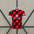 Camiseta Fulham 26-27 visitante vista frontal sobre maniquí con patrón de cuadros rojos y negros y cuello tipo polo blanco