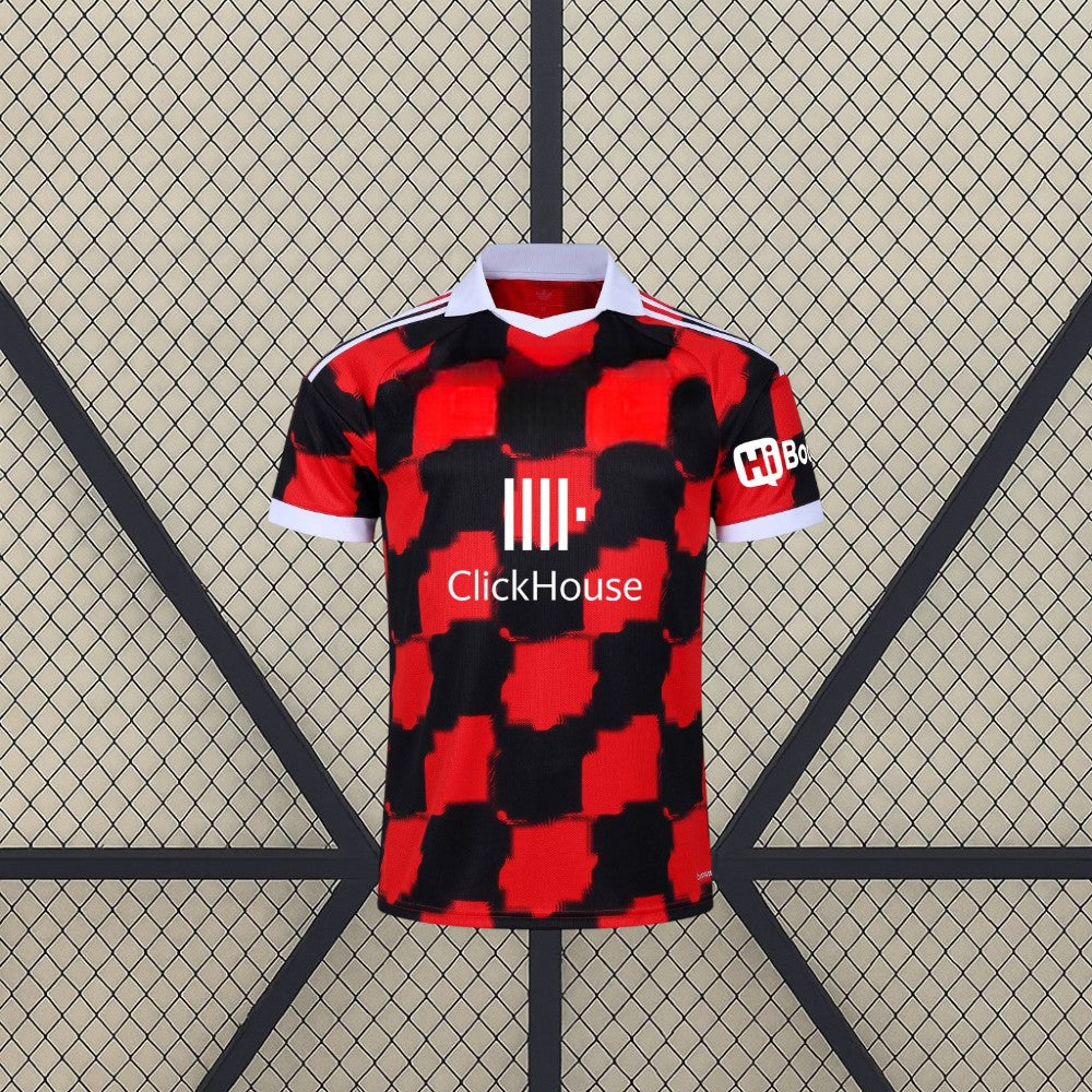 Camiseta Fulham 26-27 visitante vista frontal sobre maniquí con patrón de cuadros rojos y negros y cuello tipo polo blanco