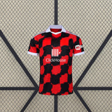 Camiseta Fulham 26-27 visitante vista frontal sobre maniquí con patrón de cuadros rojos y negros y cuello tipo polo blanco