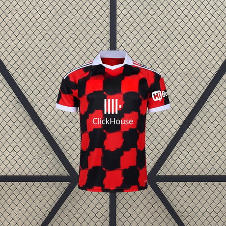 Camiseta Fulham 26-27 visitante vista frontal sobre maniquí con patrón de cuadros rojos y negros y cuello tipo polo blanco