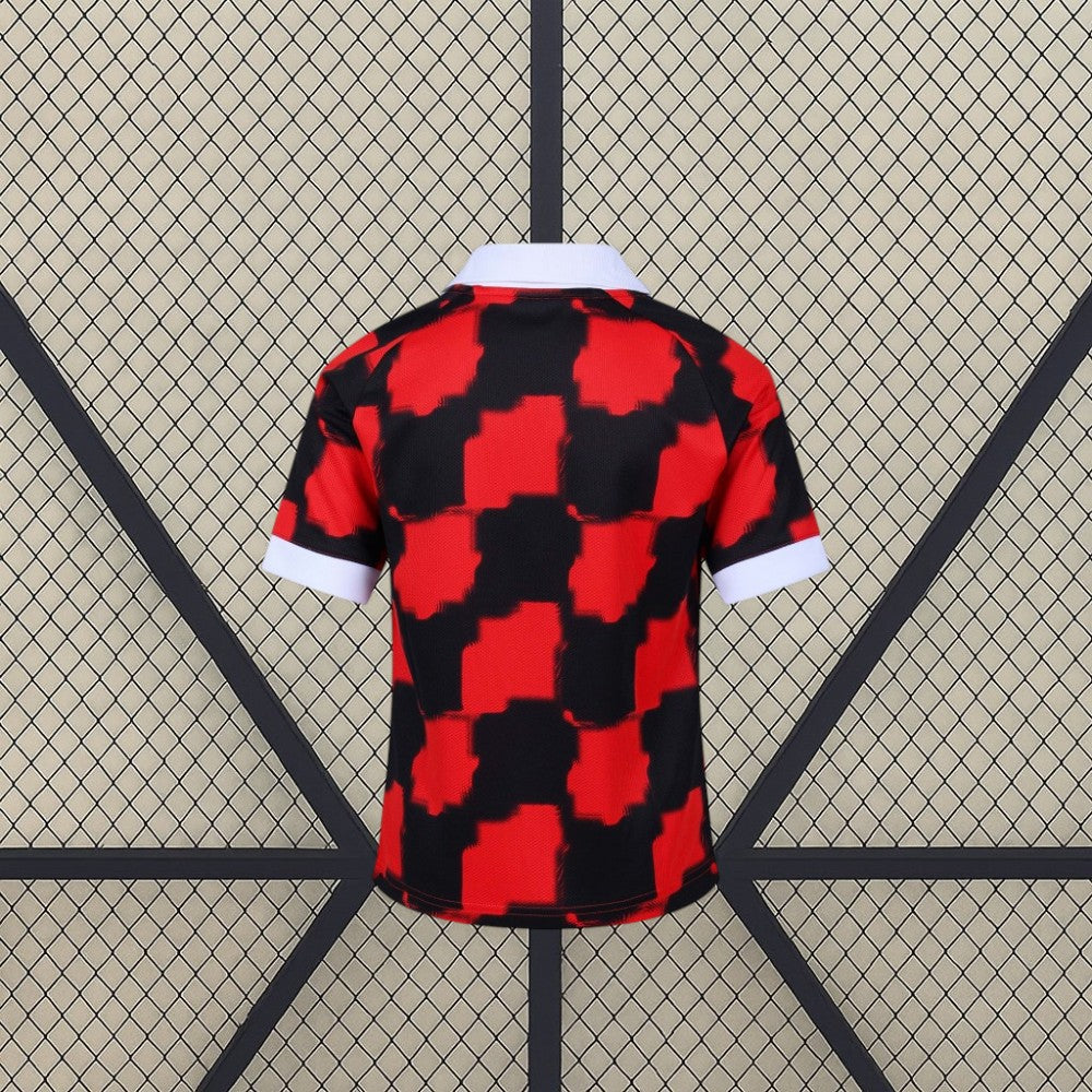 Camiseta Fulham 26-27 visitante vista trasera con estampado de cuadros rojos y negros, cuello blanco y puños a contraste