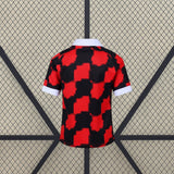 Camiseta Fulham 26-27 visitante vista trasera con estampado de cuadros rojos y negros, cuello blanco y puños a contraste