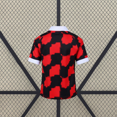 Camiseta Fulham 26-27 visitante vista trasera con estampado de cuadros rojos y negros, cuello blanco y puños a contraste
