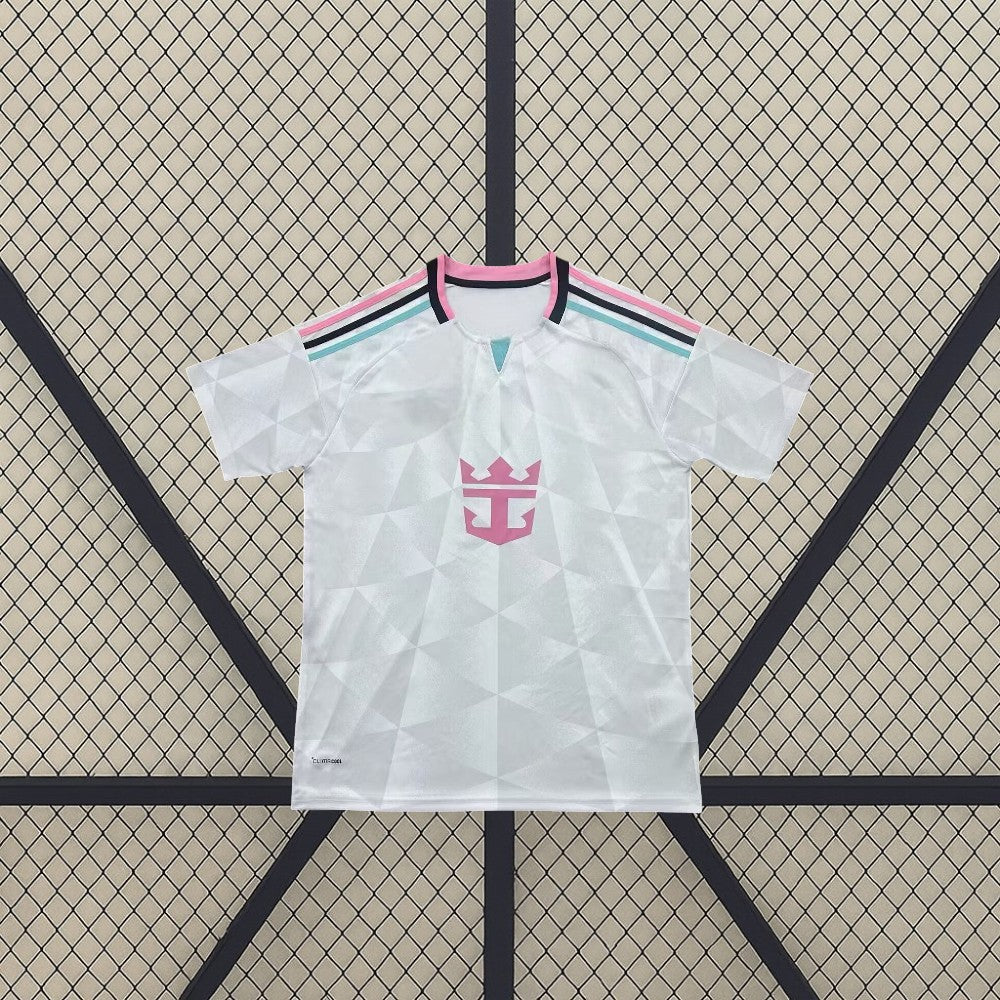 Camiseta Inter Miami 26-27 tercera equipación vista frontal en blanco con patrón geométrico tonal y detalles rosa, negro y turquesa en cuello y hombros