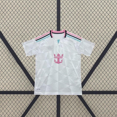 Camiseta Inter Miami 26-27 tercera equipación vista frontal en blanco con patrón geométrico tonal y detalles rosa, negro y turquesa en cuello y hombros