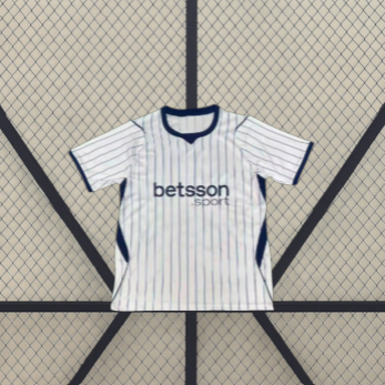 Camiseta Inter de Milan 26-27 visitante vista frontal en blanco con líneas verticales, cuello azul marino y paneles laterales oscuros
