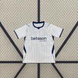 Camiseta Inter de Milan 26-27 visitante vista frontal en blanco con líneas verticales, cuello azul marino y paneles laterales oscuros