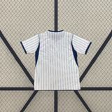 Camiseta Inter de Milan 26-27 visitante vista trasera en blanco con líneas verticales, cuello y puños azul marino y laterales oscuros