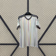 Camiseta Japón 26-27 visitante Mundial 2026 vista frontal en blanco con líneas verticales multicolor, cuello en V negro y puños oscuros