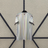 Camiseta Japón 26-27 visitante Mundial 2026 vista trasera en blanco con líneas verticales multicolor, detalles negros y bandera de Japón