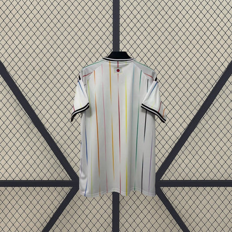 Camiseta Japón 26-27 visitante Mundial 2026 vista trasera en blanco con líneas verticales multicolor, detalles negros y bandera de Japón