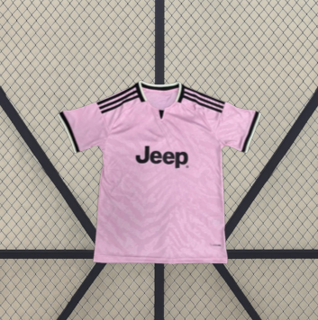 Camiseta Juventus 26-27 visitante vista frontal desplegada en rosa con patrón tonal, detalles negros en hombros y puños a contraste