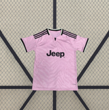 Camiseta Juventus 26-27 visitante vista frontal desplegada en rosa con patrón tonal, detalles negros en hombros y puños a contraste