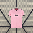 Camiseta Juventus 26-27 visitante vista frontal en rosa con patrón tonal, cuello estructurado y detalles negros en hombros y mangas