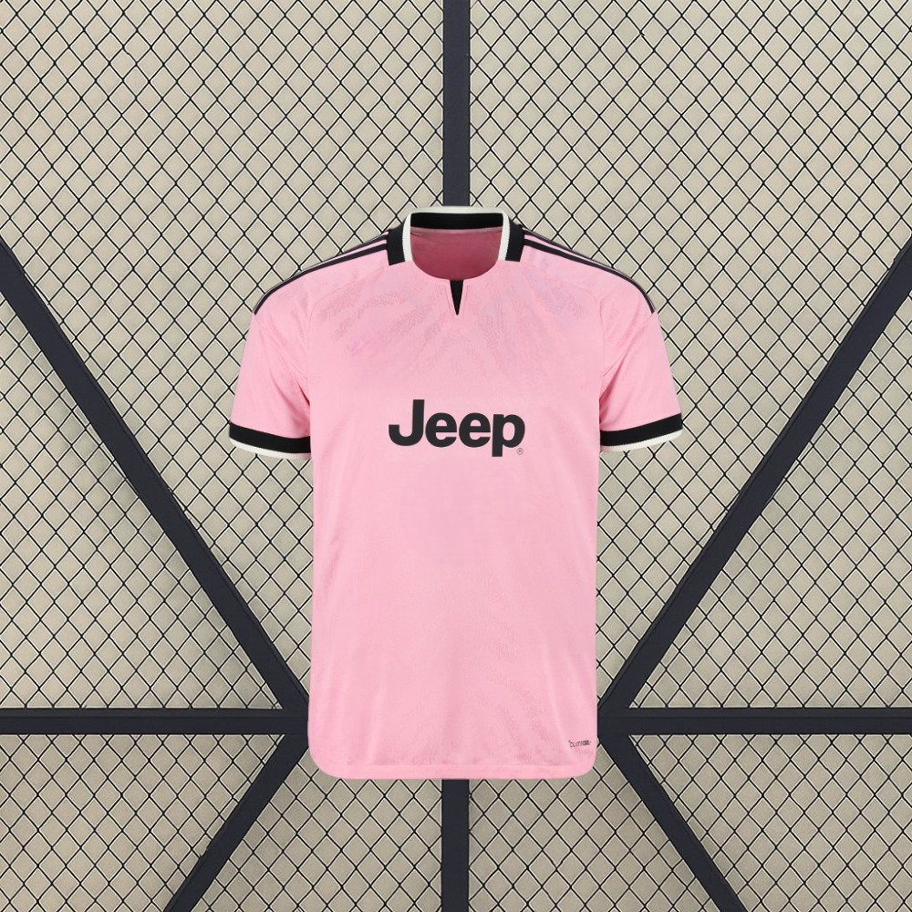 Camiseta Juventus 26-27 visitante vista frontal en rosa con patrón tonal, cuello estructurado y detalles negros en hombros y mangas