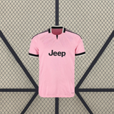 Camiseta Juventus 26-27 visitante vista frontal en rosa con patrón tonal, cuello estructurado y detalles negros en hombros y mangas