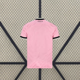 Camiseta Juventus 26-27 visitante vista trasera en rosa con patrón tonal, cuello oscuro y puños negros con detalle claro