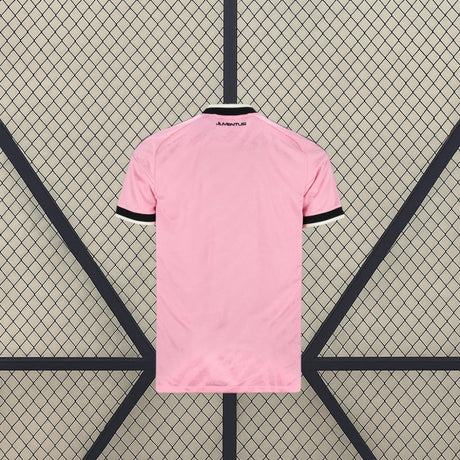 Camiseta Juventus 26-27 visitante vista trasera en rosa con patrón tonal, cuello oscuro y puños negros con detalle claro