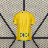 Camiseta Las Palmas 26-27 local vista de frente, con base amarilla, franja azul en el pecho y acabado de manga corta