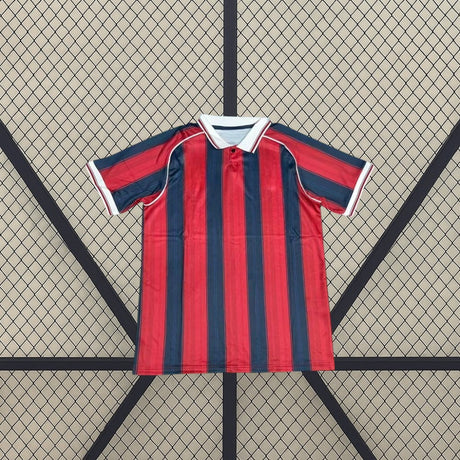 Camiseta Levante UD 26-27 Local extendida de frente con franjas rojas y azul marino y detalles blancos en cuello y puños