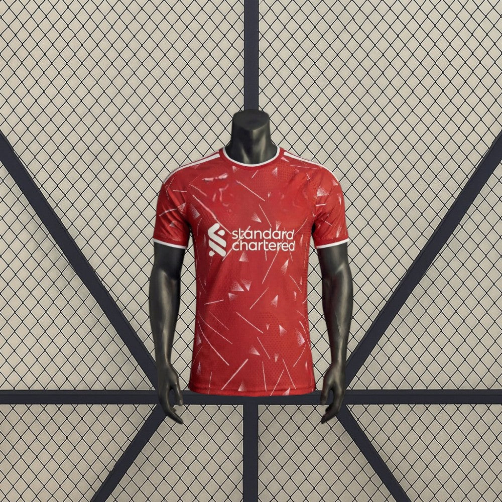 Camiseta Liverpool 26-27 local Player Version vista frontal en rojo con patrón geométrico claro, cuello redondo y remates blancos
