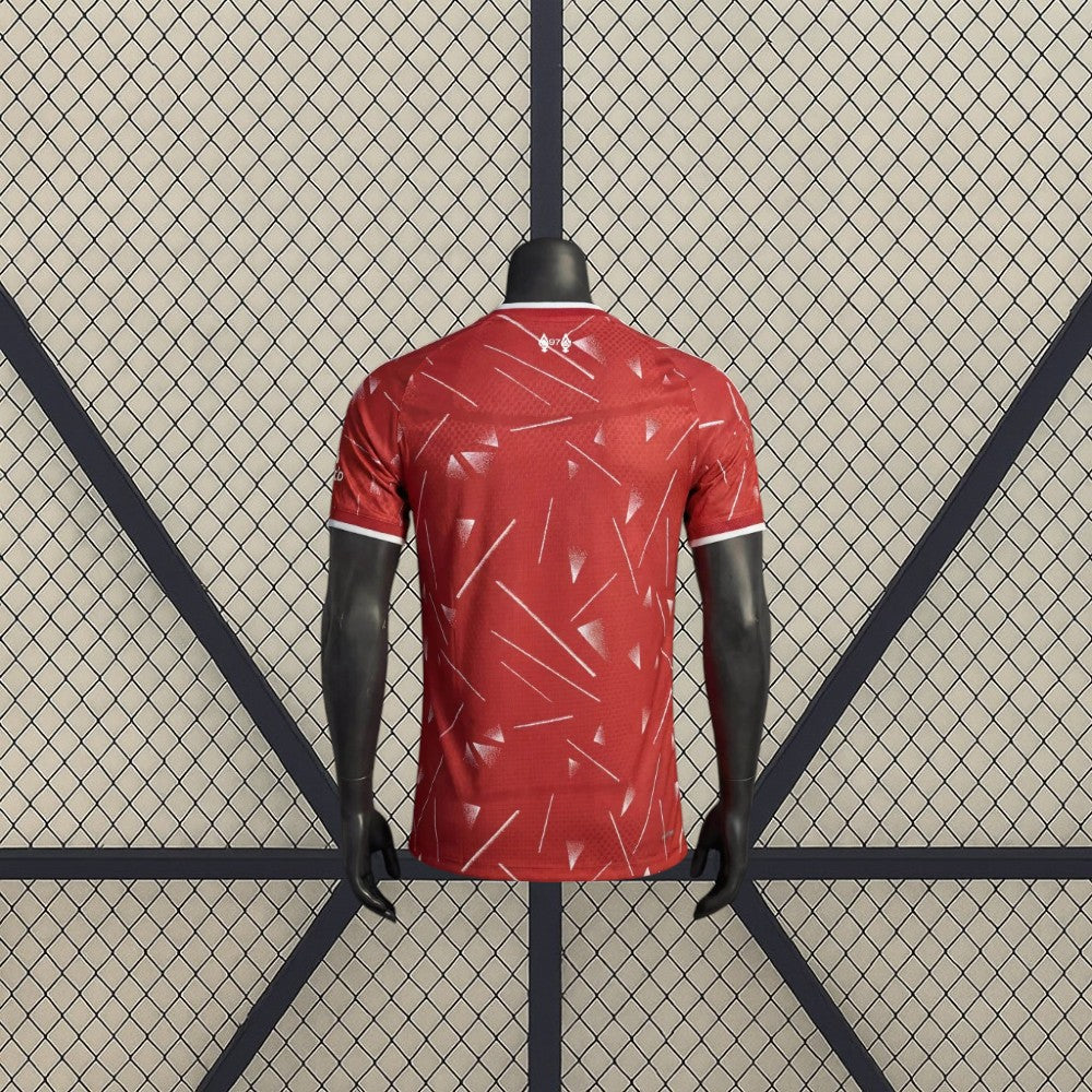 Camiseta Liverpool 26-27 local Player Version vista trasera en rojo con patrón geométrico claro y ribetes blancos en cuello y mangas