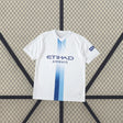 Camiseta Manchester City 26-27 tercera equipación vista frontal en blanco con franja vertical azul celeste y azul marino y detalle DRYCELL