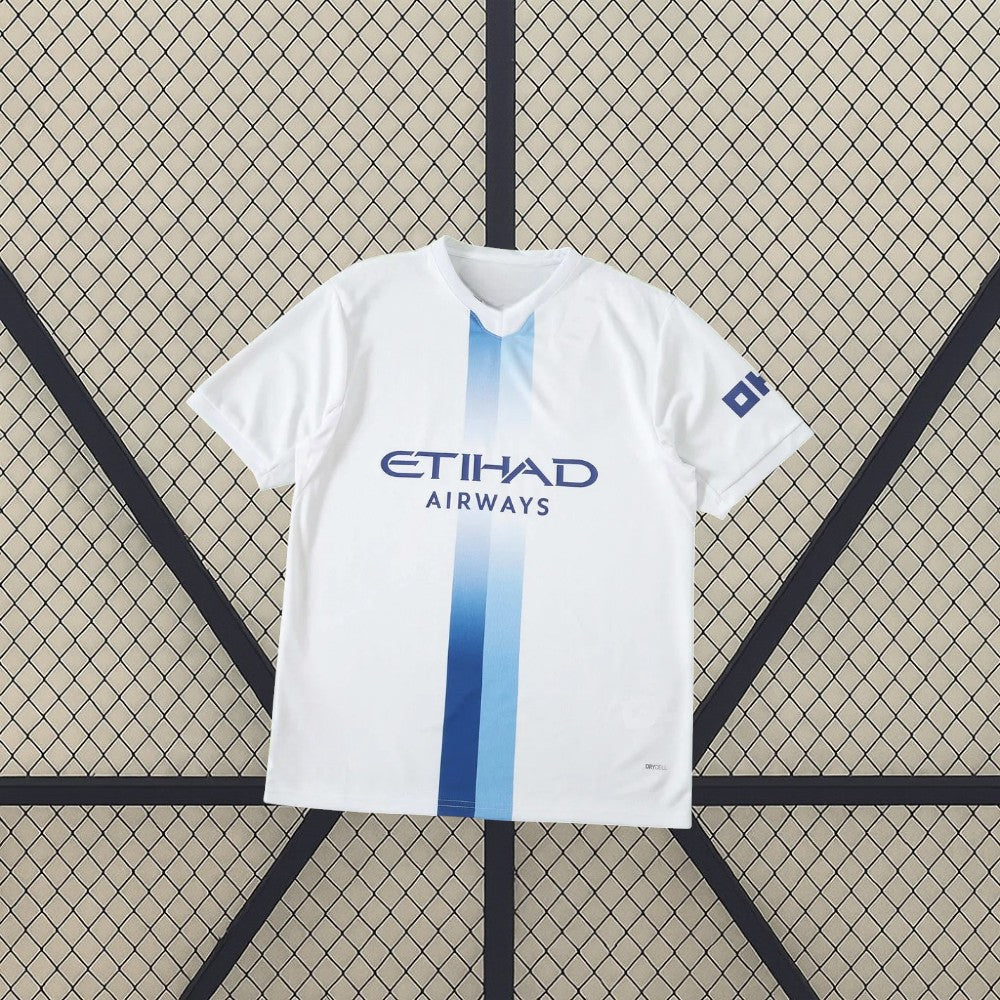 Camiseta Manchester City 26-27 tercera equipación vista frontal en blanco con franja vertical azul celeste y azul marino y detalle DRYCELL