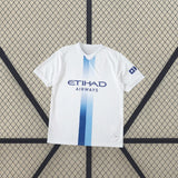Camiseta Manchester City 26-27 tercera equipación vista frontal en blanco con franja vertical azul celeste y azul marino y detalle DRYCELL