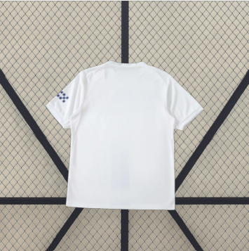 Camiseta Manchester City 26-27 tercera equipación vista trasera en color blanco con acabado limpio y manga corta