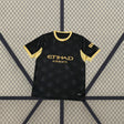 Camiseta Manchester City 26-27 visitante vista frontal en negro con patrón tonal de abejas, cuello y mangas dorados y detalle DRYCELL