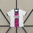Camiseta PSG 26-27 visitante vista frontal en blanco con franja vertical central roja y azul marino, cuello oscuro y manga corta