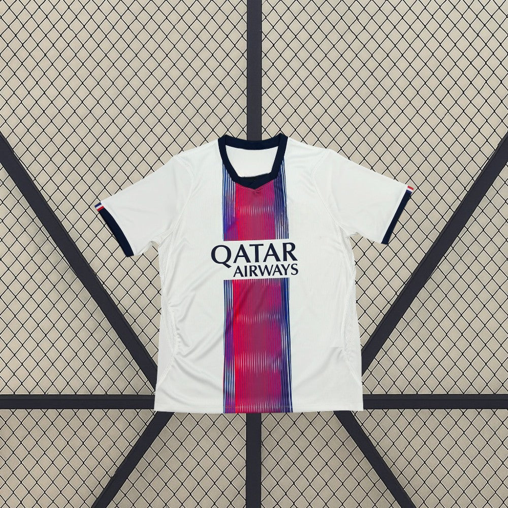 Camiseta PSG 26-27 visitante vista frontal en blanco con franja vertical central roja y azul marino, cuello oscuro y manga corta