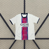 Camiseta PSG 26-27 visitante vista frontal en blanco con franja vertical central roja y azul marino, cuello oscuro y manga corta