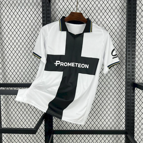 Camiseta Parma 25-26 local vista frontal en blanco con gran cruz negra y cuello tipo polo