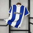 Camiseta Porto 26-27 local con franjas verticales azules y blancas en la parte delantera y logo Betano en el pecho