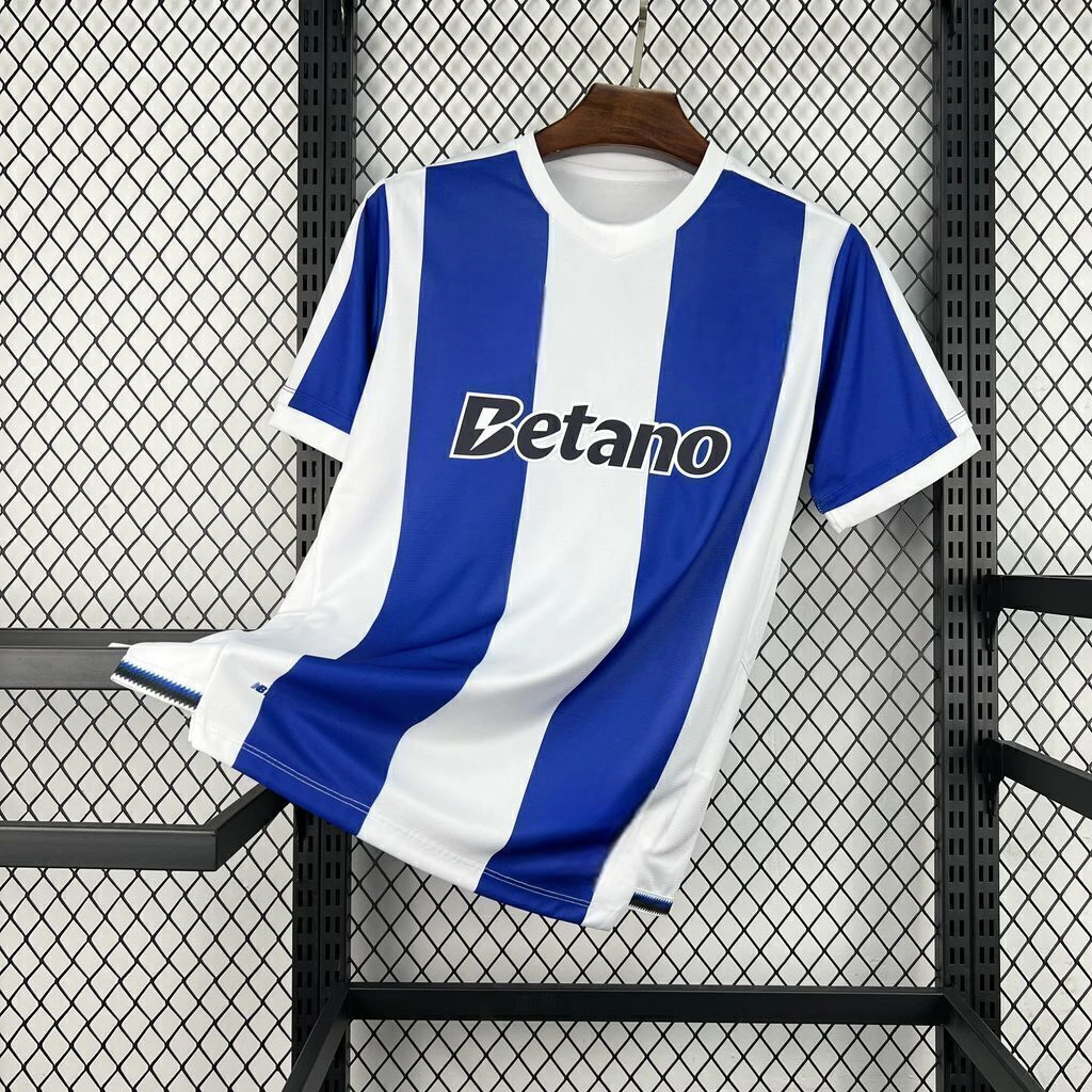 Camiseta Porto 26-27 local con franjas verticales azules y blancas en la parte delantera y logo Betano en el pecho