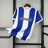 Camiseta Porto 26-27 local con franjas verticales azules y blancas en la parte delantera y logo Betano en el pecho