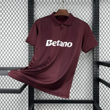 Camiseta Porto 26-27 visitante en color granate oscuro con cuello polo y patrocinador Betano en el pecho