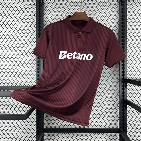 Camiseta Porto 26-27 visitante en color granate oscuro con cuello polo y patrocinador Betano en el pecho